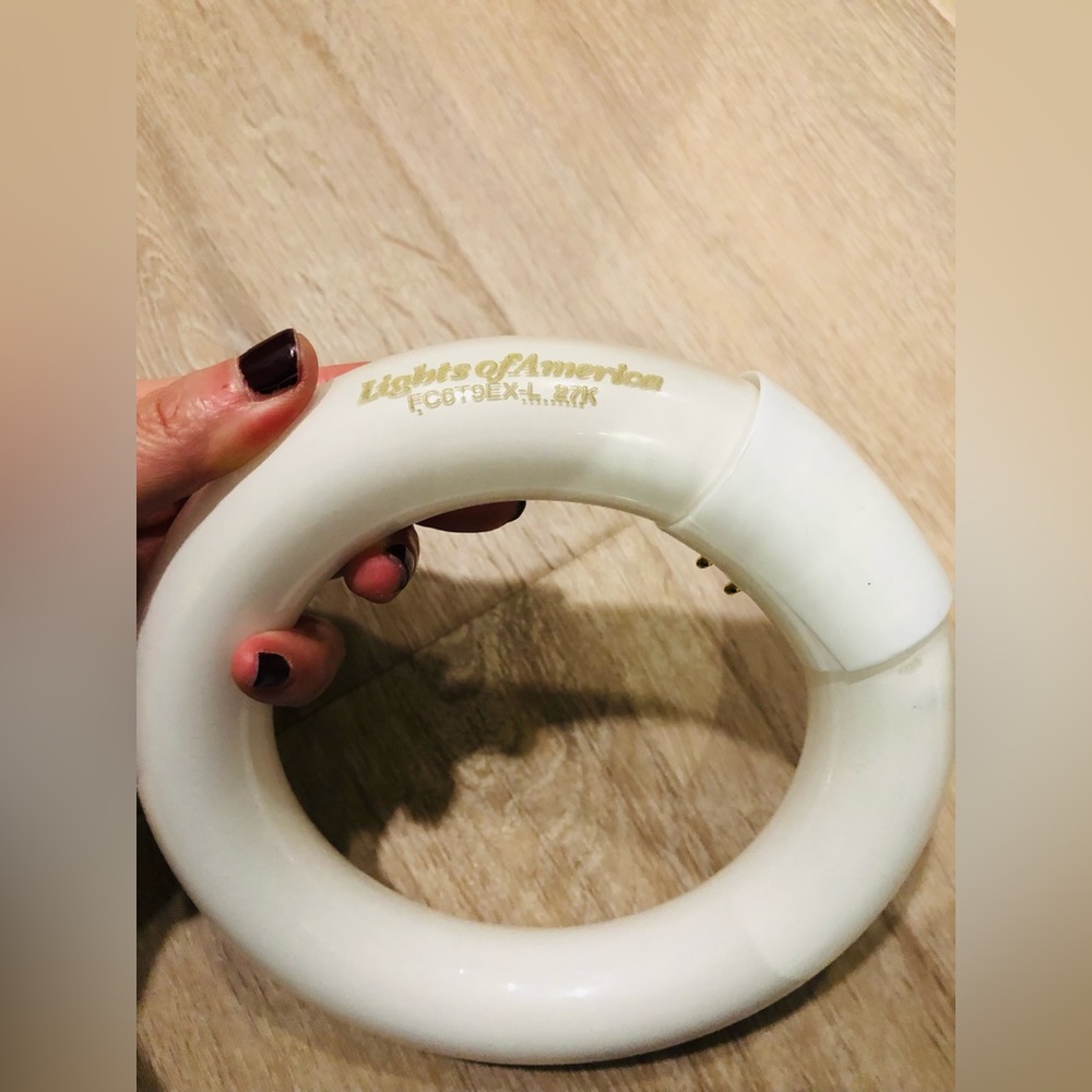 Circular light bulb